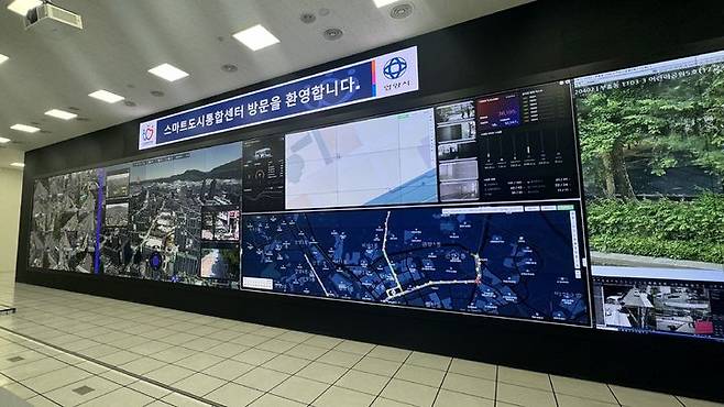 [안양=뉴시스] 윤정민 기자 = 경기 스마트도시통합센터가 운영 중인 차세대 지능형 교통 시스템. 이곳에서 안양시가 운영하는 자율주행버스 '주야로' 관제도 이뤄진다. 2024.05.27. alpaca@newsis.com *재판매 및 DB 금지