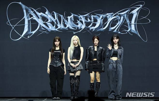 [서울=뉴시스] 김혜진 기자 = 그룹 에스파가 27일 오후 서울 용산구 한남동 블루스퀘어에서 열린 첫 정규 앨범 '아마겟돈(Armageddon)' 발매 기념 쇼케이스에서 포즈를 취하고 있다.이번 앨범은 에스파가 데뷔 4년 만에 처음으로 선보이는 정규 앨범으로, 독보적인 콘셉트와 정체성을 총집합한 웰메이드 작품의 탄생을 예고한 만큼, 선주문 수량만 102만 장을 넘기며 전작 'Girls'(걸스), 'MY WORLD'(마이 월드), 'Drama'(드라마)에 이어 4연속 밀리언셀러 등극을 예고해 에스파의 막강한 저력을 다시 한번 실감케 했다. 2024.05.27. jini@newsis.com