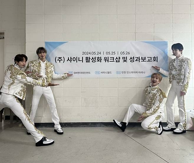 그룹 샤이니가 지난 24~26일 사흘 동안 인천 영종도 인스파이어 아레나에서 앙코르 콘서트 '퍼펙트 일루미네이션 : 샤이니스 백'을 열었다. 샤이니 공식 트위터