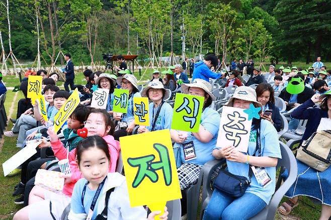 경북동해안지질공원센터 개관식 참석자들이 기념사진을 촬영하고 있다. 울진군 제공