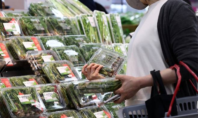 대형마트를 찾은 고객이 장을 보고 있다. 연합뉴스