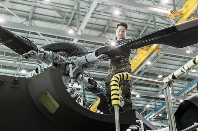 수리온 최종호기 전력화 부대&nbsp;소속 정비관이 수리온을&nbsp;점검하고 있다. 육군 제공