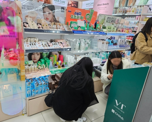 서울 중구의 한 다이소 매장에서 뷰티 제품을 살펴보고 있는 소비자들. 김수연 기자