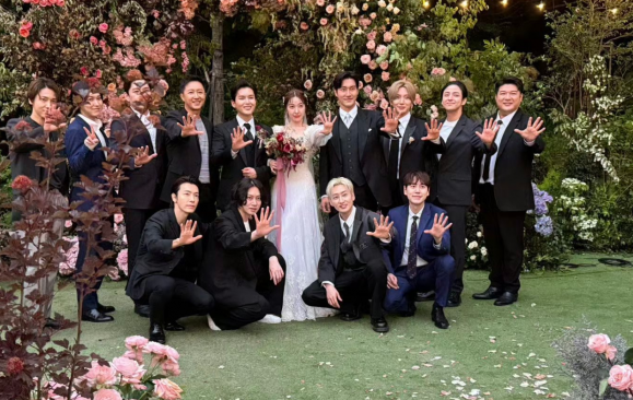 26일 치러진 려욱과 아리의 결혼식에서 팀 공식 포즈를 취하고 있는 슈퍼주니어 멤버들과 아리. 엑스(옛 트위터) 캡처