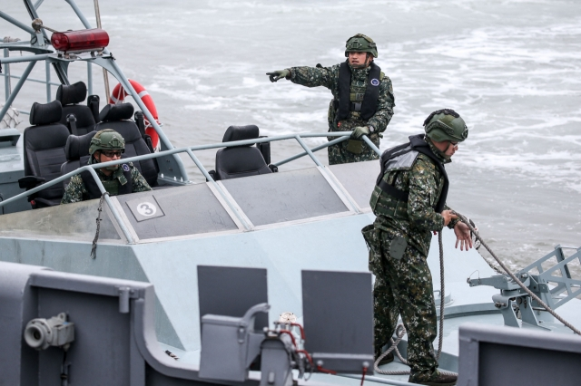 대만군 병사들이 24일 중국 본토와 가까운 진먼섬 랴오뤄 항구에서 정기 군사훈련을 하고 있다. 연합뉴스