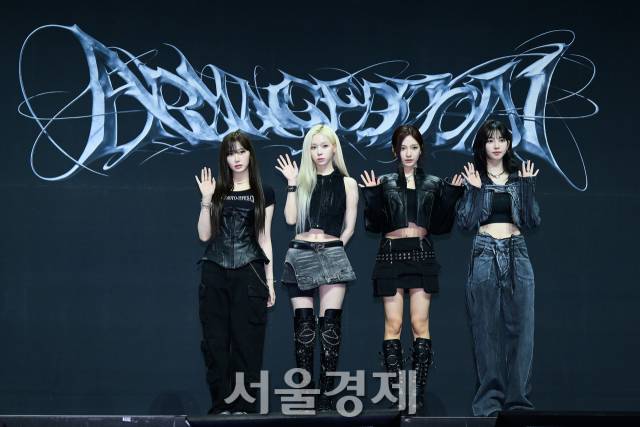 그룹 에스파(aespa)가 27일 오후 서울 용산구 블루스퀘어 마스터카드홀에서 진행된 정규 1집 ‘아마겟돈(Armageddon)’ 발매 기념 쇼케이스에서 포즈를 취하고 있다. 김규빈 기자 2024.05.27