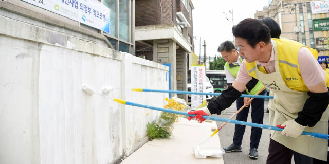 김동근 경기 의정부시장이 27일 의정부시 녹양동에서 국가유공자 주택 벽에 도색작업을 하고 있다. 사진 제공=의정부시