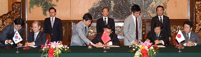 2012년 5월13일 중국 베이징에서 이명박 대통령과 원자바오 국무원 총리, 노다 요시히코 총리가 지켜보는 가운데 ‘한·중·일 투자보장협정식’이 열렸다. ⓒ연합뉴스