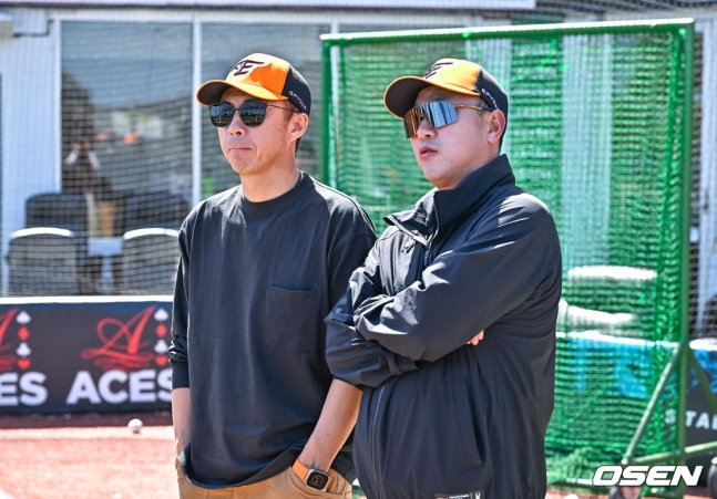 지난 2월 손혁 단장(왼쪽)과 최원호 감독이 호주 스프링캠프에서 선수단의 훈련을 지켜보며 이야기를 나누고 있다.