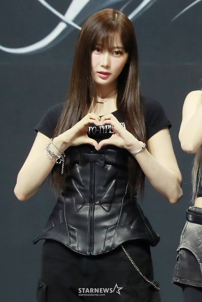 걸그룹 에스파 지젤이 27일 오후 서울 용산구 블루스퀘어에서 진행된 첫 정규 앨범 '아마겟돈'(Armageddon) 발매기념 쇼케이스에서 포즈를 취하고 있다. /2024.05.27 /사진=이동훈