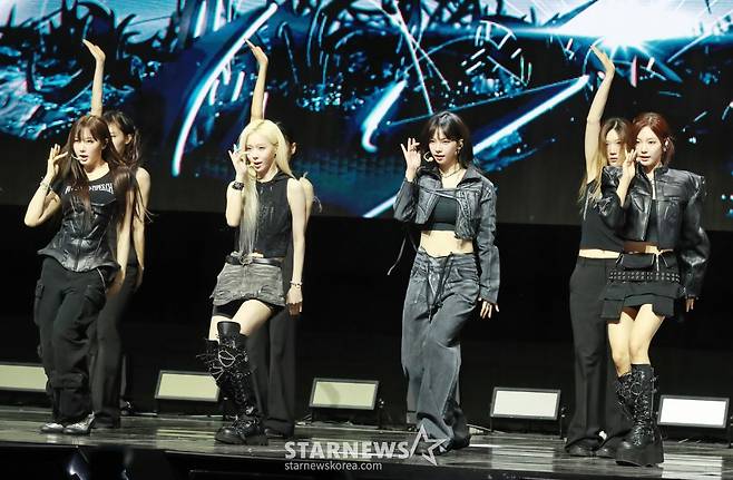 걸그룹 에스파가 27일 오후 서울 용산구 블루스퀘어에서 진행된 첫 정규 앨범 '아마겟돈'(Armageddon) 발매기념 쇼케이스에서 신곡을 선보이고 있다. /2024.05.27 /사진=이동훈