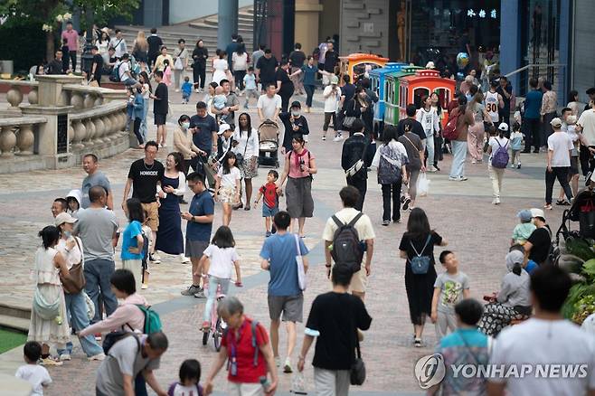 (AFP=연합뉴스) 지난 19일 중국 베이징의 쇼핑몰을 찾은 사람들.