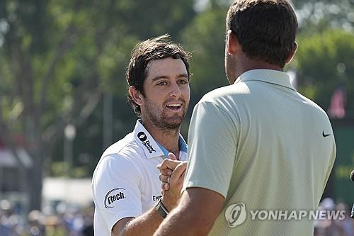 우승을 확정하고 스코티 셰플러와 악수하는 라일리. [AP=연합뉴스]