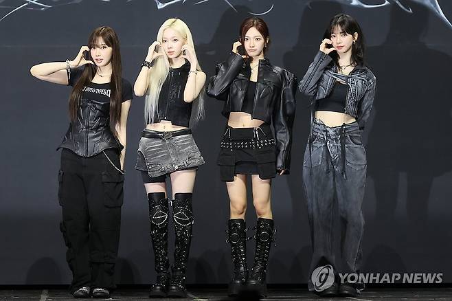 에스파 첫 정규 앨범 'Armageddon'으로 컴백 (서울=연합뉴스) 류효림 기자 = 그룹 에스파가 27일 오후 서울 용산구 한남동 블루스퀘어에서 열린 첫 정규 앨범 'Armageddon'(아마겟돈) 발매 기념 쇼케이스에서 포즈를 취하고 있다. 2024.5.27 ryousanta@yna.co.kr