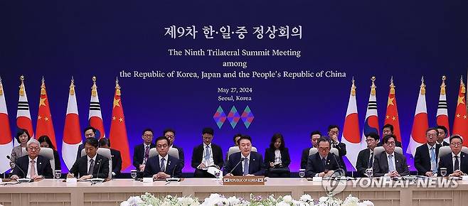 제9차 한일중 정상회의, 한국 측 배석자들 (서울=연합뉴스) 홍해인 기자 = 윤석열 대통령이 27일 청와대 영빈관에서 열린 제9차 한일중 정상회의에서 발언하고 있다.
    앞줄 왼쪽부터 윤덕민 주일한국대사, 안덕근 산업통상자원부 장관, 최상목 경제부총리 겸 기획재정부 장관, 윤 대통령, 조태열 외교부 장관, 장호진 국가안보실장, 정재호 주중한국대사. 2024.5.27 [대통령실통신사진기자단] hihong@yna.co.kr