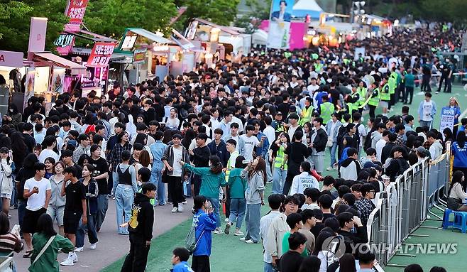 구름 인파 몰린 광주 조선대학교 (광주=연합뉴스) 정다움 기자 = 27일 오후 광주 동구 조선대학교에서 열린 대동제에서 방문객들이 모여 있다. 2024.5.27 daum@yna.co.kr