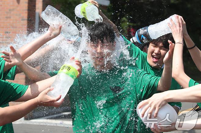 본격적인 여름 날씨가 찾아온 23일 대구 달서구 계명대 성서캠퍼스 운동장에서 열린 공과대학 체육대회에 참여한 학생들이 물장난을 치며 더위를 식히고 있다. 2024.5.23/뉴스1 ⓒ News1 공정식 기자