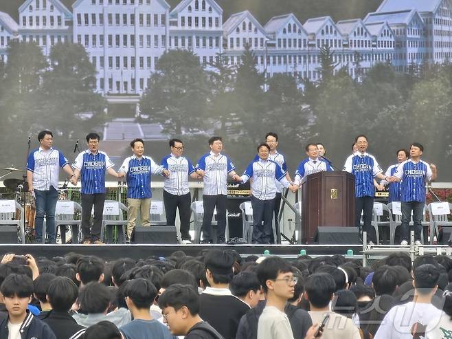 27일 오후 조선대 대운동장에서 '2024 조선대 대동제 그라지아' 개막식이 열린 가운데 강기정 광주시장과 김춘성 조선대 총장, 임택 동구청장과 안형준 총학생회장이 손을 잡고 '임을 위한 행진곡'을  제창하고 있다.2024.5.27./뉴스1 ⓒ News1 서충섭 기자