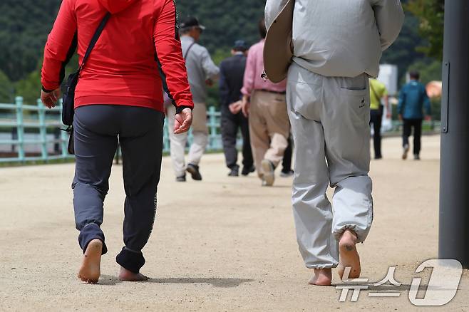 밤사이 내리던 비가 그치고 맑은 날씨가 찾아온 27일 오전 대구 수성구 수성못에서 시민들이 산책로를 따라 맨발로 걷고 있다. 2024.5.27/뉴스1 ⓒ News1 공정식 기자