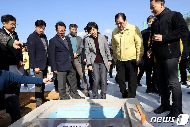 한화진 환경부 장관과 문금주 전라남도 행정부지사가 완도군 보길도 지하수저류댐 시험가동 및 해수담수화 선박 운영 현장을 방문해 관계자로부터 현황을 청취하고 있다. (전남도 제공) 2023.1.11/뉴스1 ⓒ News1 전원 기자