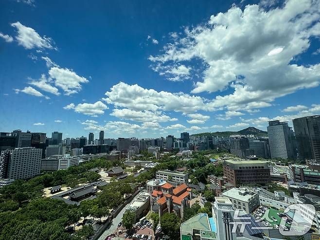 화창한 날씨를 보인 28일 서울도심과 덕수궁 위로 푸른 하늘이 펼쳐져 있다. 2024.5.28/뉴스1 ⓒ News1 유승관 기자