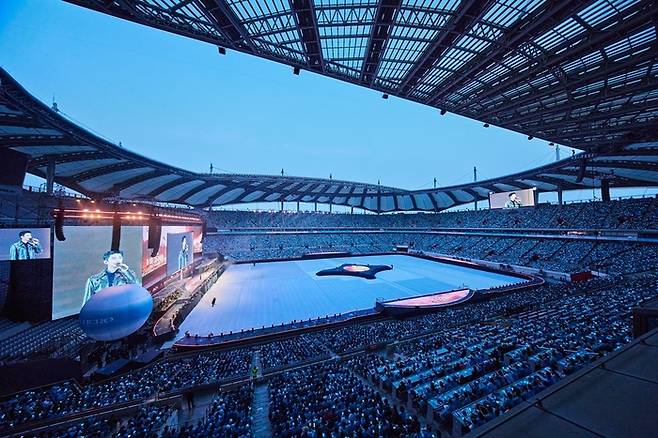 임영웅이 25~26일 콘서트를 연 서울월드컵경기장. 잔디 훼손을 최소화한 ‘ㄷ’자 형태의 무대 배치가 눈길을 끌었다. 사진 | 물고기뮤직