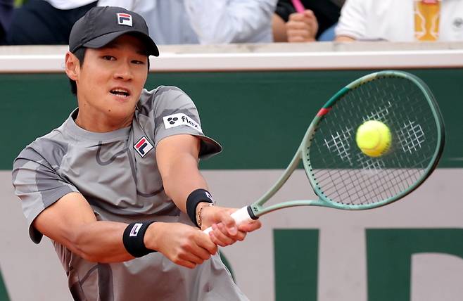권순우가 프랑스오픈 1회전에서 백핸드를 시도하고 있다. 파리 | EPA연합뉴스