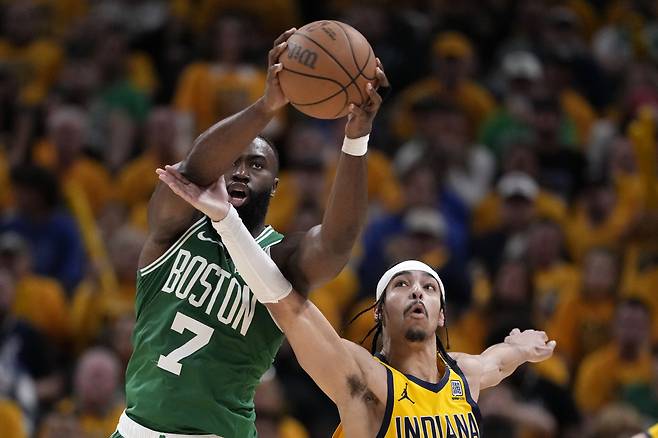 Boston Celtics guard Jaylen Brown (7) catches a pass over Indiana Pacers guard Andrew Nembhard during the second half of Game 4 of the NBA Eastern Conference basketball finals, Monday, May 27, 2024, in Indianapolis. (AP Photo/Michael Conroy)







<저작권자(c) 연합뉴스, 무단 전재-재배포, AI 학습 및 활용 금지>