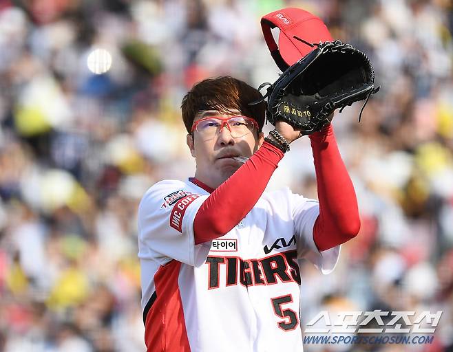 25일 광주 기아 챔피언스필드에서 열린 두산과 KIA의 경기. 7이닝 1실점의 호투를 펼친 양현종이 마운드를 내려오며 관중석을 향해 인사하고 있다. 광주=정재근 기자 cjg@sportschosun.com/2024.5.25/