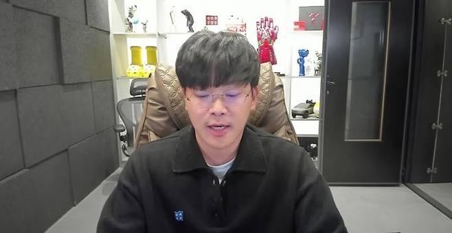 유튜버 오킹이 지난 2월 '스캠 코인' 연루 의혹에 대한 해명 방송을 하고 있다./유튜브