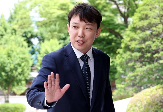 이정섭 대전고검 검사 직무대리가 8일 서울 종로구 헌법재판소 대심판정에서 열린 자신의 탄핵 심판 2차 변론 기일에 출석하고 있다./뉴시스