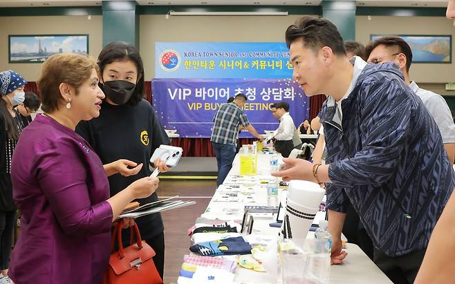 오언석 도봉구청장(오른쪽)이 지난해 10월 LA한인축제에서 진행된 VIP 바이어 초청 상담회에서 도봉구 제품을 홍보하고 있다. /도봉구