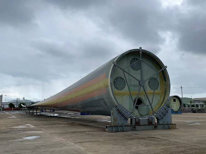 지난 24일 중국 광둥성 양장시  ‘국가해상풍력장비 품질검증·측정센터'에 있는 풍력발전기 블레이드(날개)./이윤정 기자