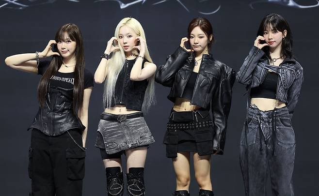 걸그룹 에스파가 27일 오후 서울 용산구 한남동 블루스퀘어 마스터카드홀에서 열린 첫 정규 앨범 ‘Armageddon’(아마겟돈) 발매 기념 쇼케이스에서 포즈를 취하고 있다. /뉴스1