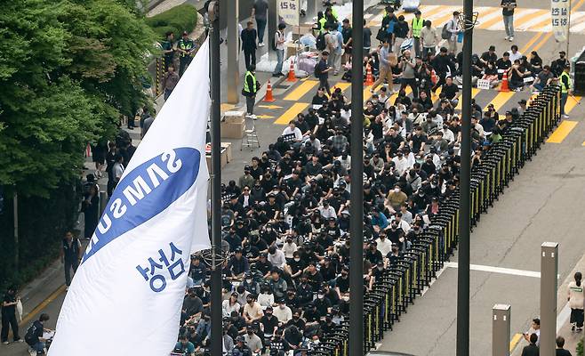 삼성전자 노동조합 조합원들이 지난 24일 오후 서울 강남구 삼성전자 사옥 앞에서 노동조합과의 교섭을 촉구하며 문화 행사를 열고 있다. /연합뉴스