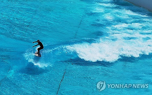 초여름 날씨를 보인 28일 오후 경기도 시흥시 웨이브파크에서 서퍼들이 파도를 타고 있다. [시흥=연합뉴스]