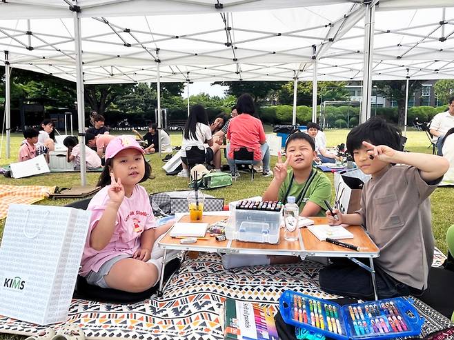 25일 한국재료연구원에서 열린 '제15회 경남초등학교 과학상상그리기 대회'에 참가한 학생들이 그림을 그리던 중 포즈를 취하고 있다.