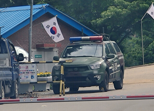 지난 27일 강원 인제군의 한 육군 부대 위병소에 군사경찰 차량이 출입하고 있다. 이 부대에서는 최근 훈련병이 군기훈련을 받다가 쓰러진 뒤 숨진 사건이 발생했다. 연합뉴스