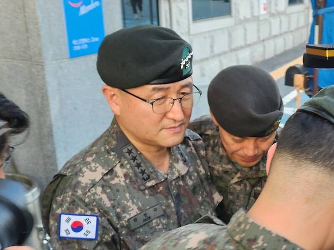 박안수 육군참모총장이 28일 전남 나주시의 한 장례식장에 차려진 훈련병 빈소 조문을 마치고 나오고 있다. 김용희 기자 kimyh@hani.co.kr