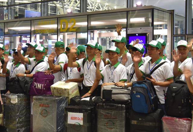 지난 24일 베트남 하노이 노이바이공항에서 숙련기능인력(E-7) 비자를 통해 한국으로 향하는 베트남 청년들이 가족들과 작별 인사를 하고 있다. 하노이=허경주 특파원