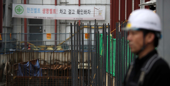 공사비에서 많은 비중을 차지하는 인건비. 인거비를 낮춰 공사비 안정화를 꾀하는 것이 아닌 현실적인 제도 개선 등을 통해 합리적인 평균값을 찾는 노력이 필요하다. 사진은 공사 현장의 인부 모습. [사진=뉴시스]