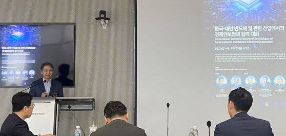 지난 24일 서울대 국가미래전략원 주최로 열린 한국-대만 경제안보 세미나에서 김병연 서울대 석좌교수가 토론하고 있다. 사진 서울대 국가미래전략원