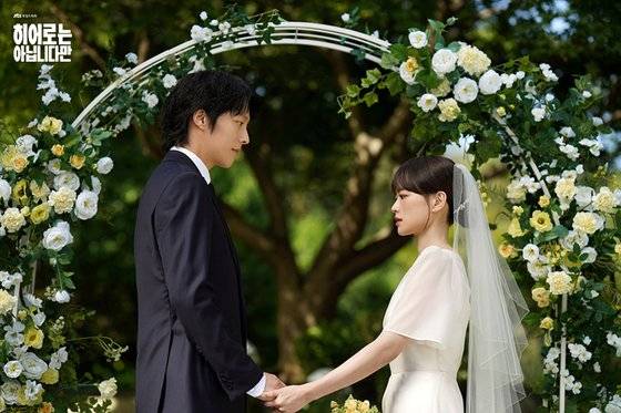 초능력자 복귀주(장기용)와 사기꾼 도다해(천우희)는 서로의 구원자가 된다. 사진 JTBC '히어로는 아닙니다만'