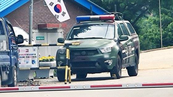 27일 강원 인제군의 모 부대 위병소에 군사경찰 차량이 출입하고 있다. 이 부대에서는 최근 훈련병이 군기 훈련을 받다가 쓰러진 뒤 이틀 만에 숨진 사건이 발생했다. 연합뉴스