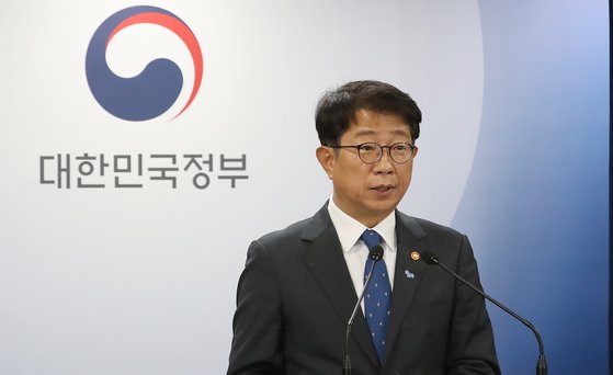 박상우 국토교통부 장관이 28일 서울 종로구 정부서울청사 브리핑실에서 전세사기피해자법 개정안(전세사기특별법) 국회 본회의 가결 관련 정부 입장을 발표하고 있다. 뉴스1