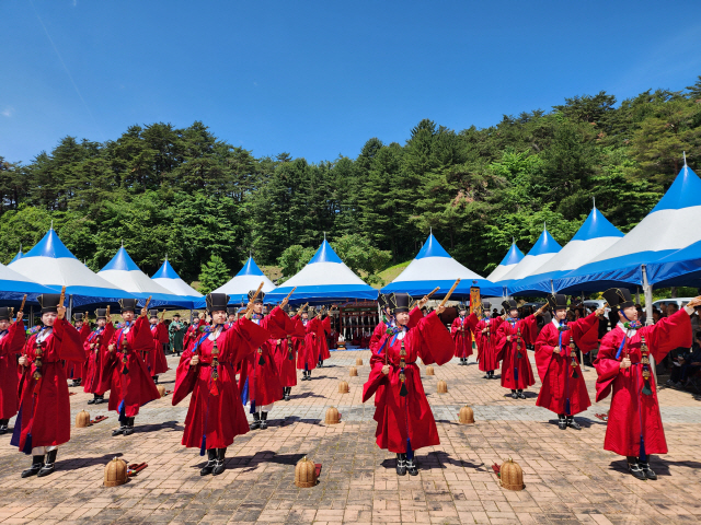 ▲ 27일 명주군왕릉 능향전에서 명주군왕 제향봉행이 열렸다.제례악무 진행 모습.