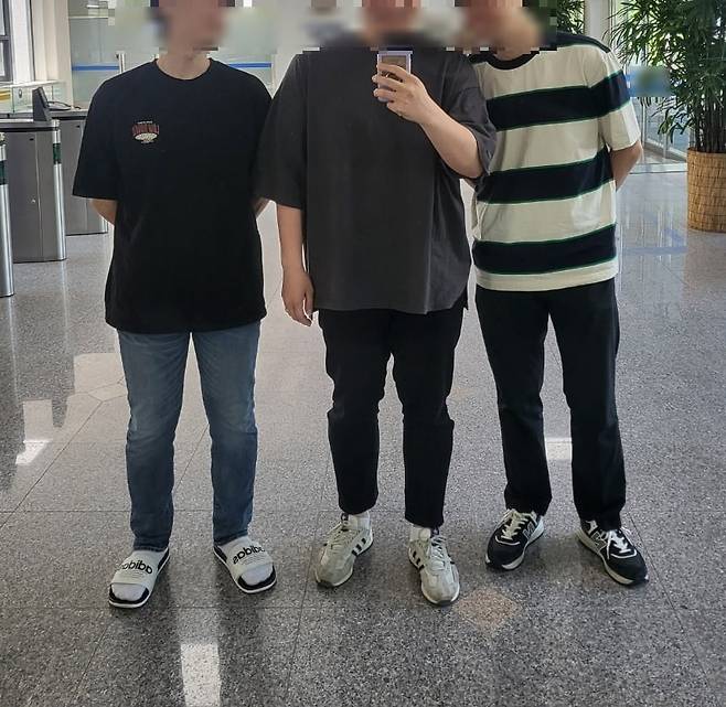 28일 국내 기업 IT부서에서 일하는 개발자들의 출근 룩, 트레이닝 바지, 청바지와 슬리퍼 등을 착용한 모습/사진=유지희 기자