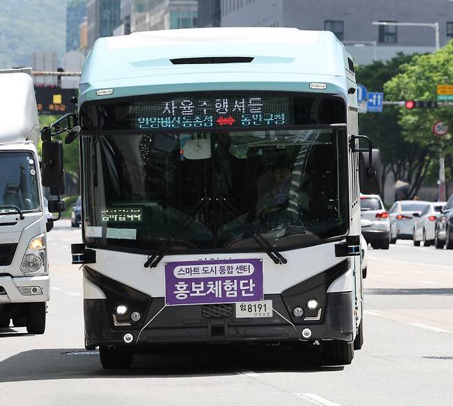 KT와 안양시가 협업한 자율주행버스 ‘주야로’가 27일 안양 시내 도로를 달리고 있다. 연합뉴스