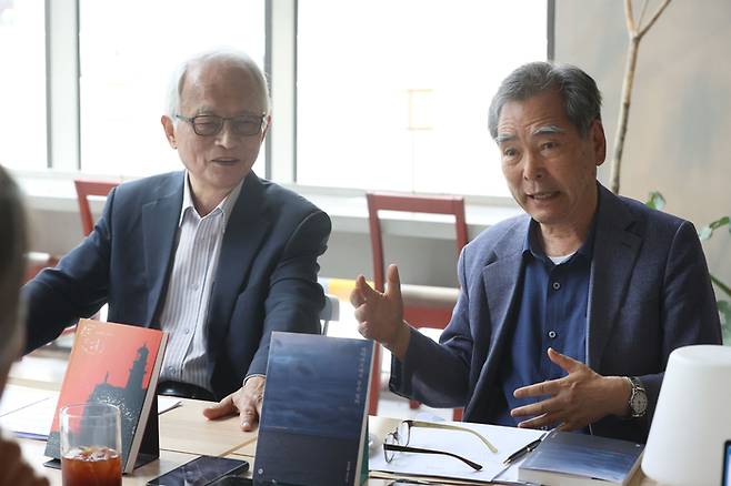 김민환 고려대 명예교수(왼쪽), 안삼환 서울대 명예교수가 28일 서울 마포구 서교동의 한 카페에서 수운 최제우의 동학사상을 주제로 한 소설 <등대> <바이마르에서 무슨 일이> 출간 합동기자간담회를 하고 있다. 연합뉴스