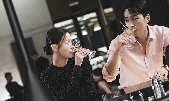 A scene from "The Player 2: Master of Swindlers," starring Oh Yeon-seo (left) and Song Seung-heon (tvN)